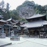 宝山寺本殿